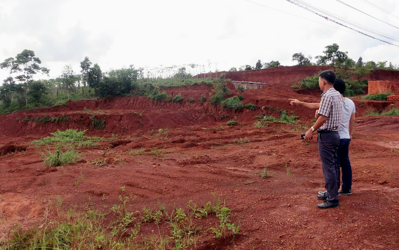 Khu vực đất sân bay Bù Boong tại xã Đác Búk So bị các đối tượng cắt nhỏ cấp giấy chứng nhận quyền sử dụng đất cho cán bộ và người nhà cán bộ xã Đác Búk So và huyện Tuy Đức. 