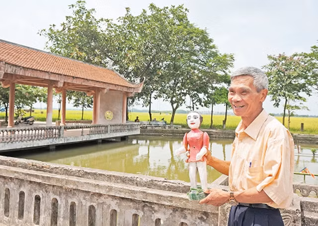 Anh hùng - nghệ nhân Đinh Thế Văn giới thiệu nghệ thuật rối nước.