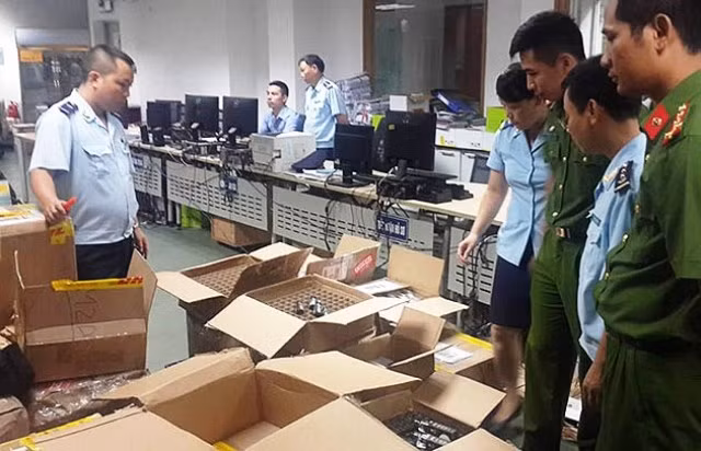 Các lực lượng chức năng kiểm tra số lượng tinh dầu và thuốc lá điện tử đã thu giữ.