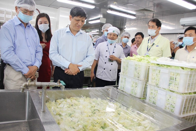 Kiểm tra việc chế biến thức ăn cho công nhân tại Công ty Samsung điện tử Việt Nam Thái Nguyên.