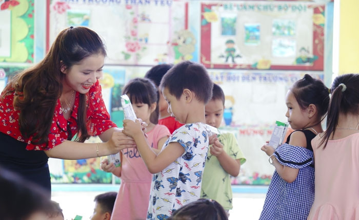 Với trẻ độ tuổi mẫu giáo, việc hình thành thói quen uống sữa đúng giờ, đúng cách rất quan trọng.