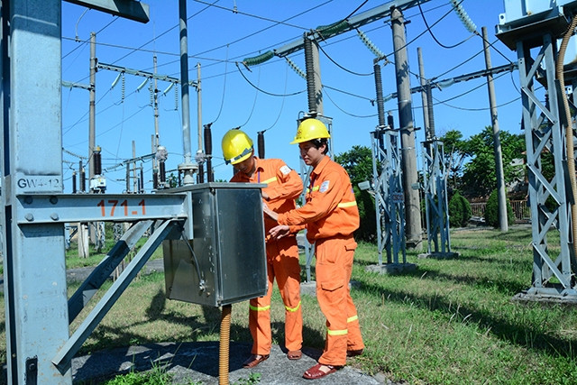 Công nhân Công ty Lưới điện cao thế miền bắc kiểm tra thiết bị trạm biến áp 110 kV nhằm bảo đảm cung cấp điện an toàn, ổn định.