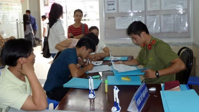 Cán bộ trẻ Công an tỉnh Đồng Nai không ngừng đổi mới phong cách làm việc, phục vụ nhân dân.