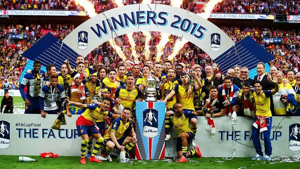 Các cầu thủ Arsenal và chiếc cúp FA mùa bóng 2014-2015. Ảnh Getty