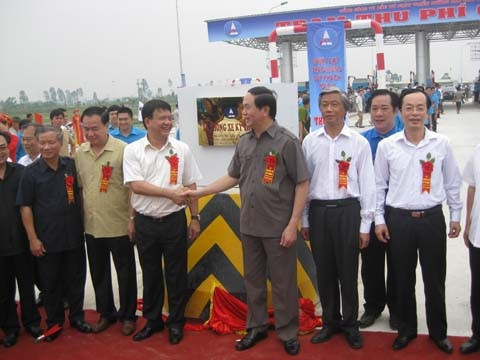 Các đại biểu tại lễ thông xe.