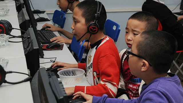 Giáo dục thanh thiếu niên về những mối nguy hại trên internet và các cách thức tự bảo vệ là điều cấp thiết. Ảnh: NG.NAM