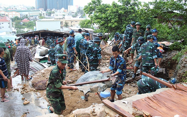 Bộ đội giúp dân khắc phục hậu quả sạt lở núi. Ảnh: THÀNH LONG