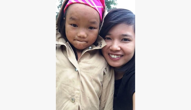 Trịnh Thị Hân đến với một em nhỏ thiệt thòi ở Hà Giang. 