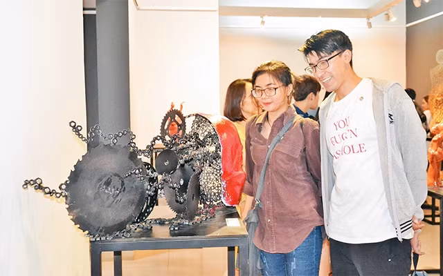 Khách tham quan xem các tác phẩm tại Triển lãm Ðiêu khắc truyền thống lần thứ 19.