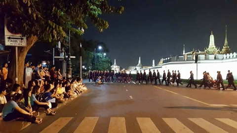 Người dân Thái-lan tưởng nhớ Nhà vua trước Hoàng cung Thái-lan. 