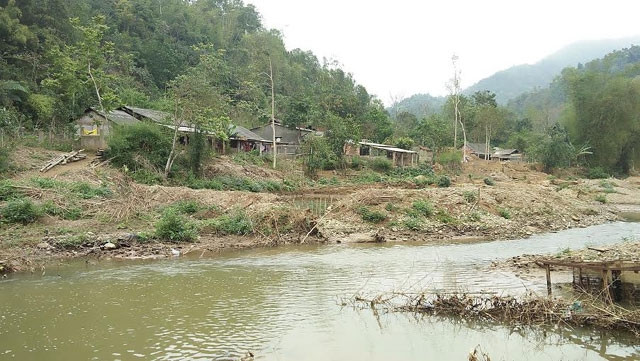 Hàng trăm hộ dân sống thấp thỏm trong lòng hồ trước nguy cơ bị mưa lũ cuốn trôi. 