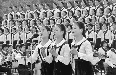 Học sinh Bình Nhưỡng biểu diễn văn nghệ.