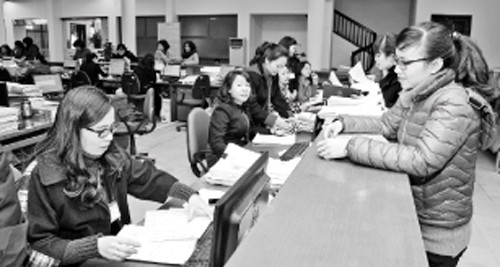 Khách hàng giao dịch tại Kho bạc nhà nước thành phố Hà Nội.