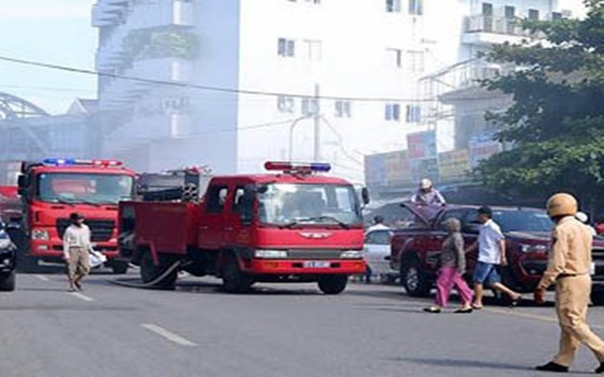 Lực lượng chữa cháy dập lửa tại chợ Hưng Dũng.