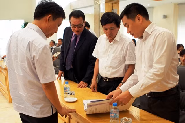 Ủy viên HĐQT kiêm Phó Tổng Giám đốc HNX Nguyễn Văn Dũng (thứ hai từ trái sang) làm việc với lãnh đạo doanh nghiệp tại phiên đấu giá Công ty TNHH MTV Dược phẩm T.Ư 1.