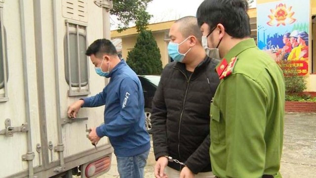 Đối tượng Vũ Bá Hùng (áo đen) bị tạm giam để điều tra tội “Cố ý gây thương tích”.