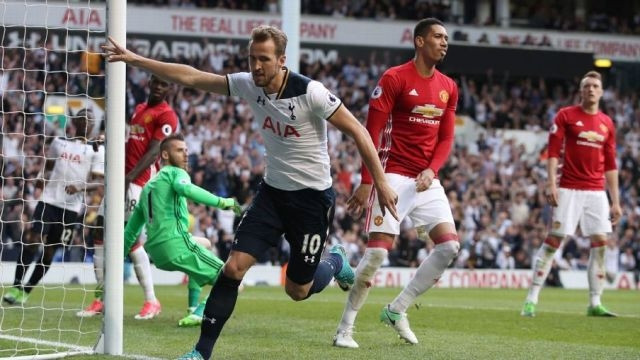H. Kane (áo trắng) ghi bàn thứ hai cho Tottenham.