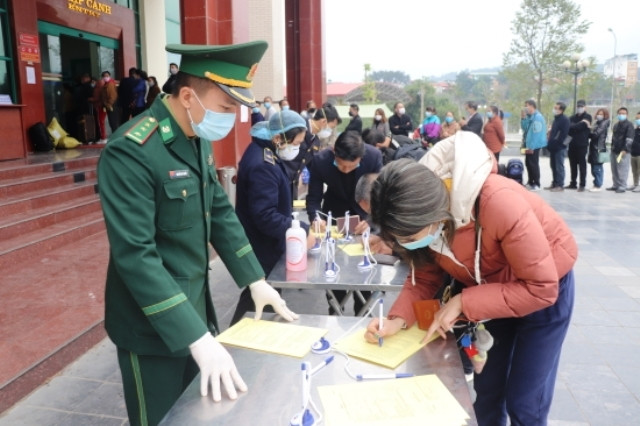 Thực hiện khai báo y tế đối với du khách nhập cảnh vào Việt Nam ở Cửa khẩu quốc tế Lào Cai.