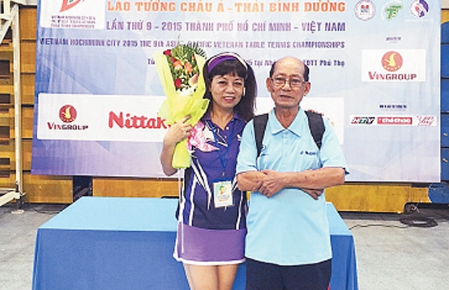 Cụ Nguyễn Hữu Trác và con gái Nguyễn Thị Phương Thảo tại Giải bóng bàn lão tướng châu Á - Thái Bình Dương năm 2015.
