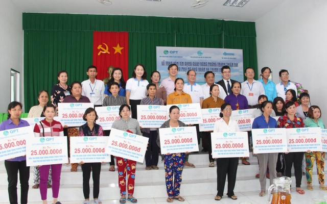 Trao vốn vay xoay vòng cho phụ nữ khó khăn ở xã Thạnh Xuân