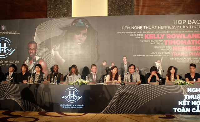 Các nghệ sĩ trong buổi họp báo.