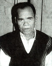 Nghệ nhân A Ar ở làng
Kon Gur, xã Ngọc Wang.