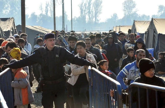 Người di cư đổ về biên giới Xlô-vê-ni-a - Crô-a-ti-a.