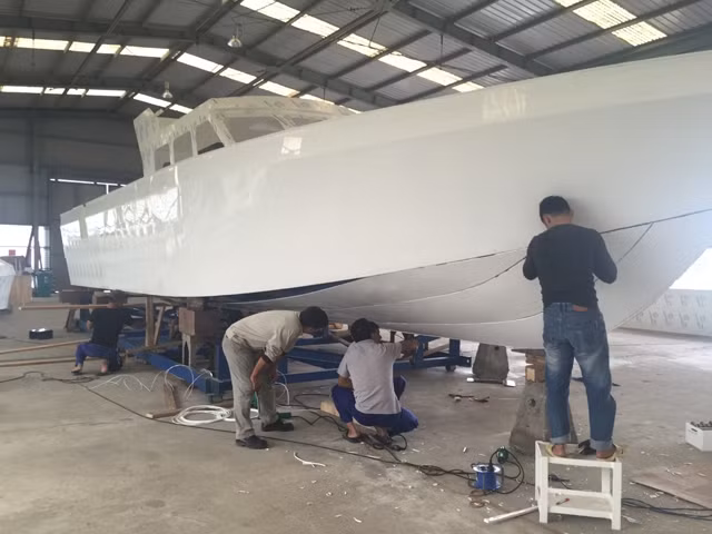 Cán bộ Công ty cổ phần công nghệ James Boat lắp ráp xuồng tuần tra cao tốc cho Bộ Tư lệnh Cảnh sát biển Việt Nam.
