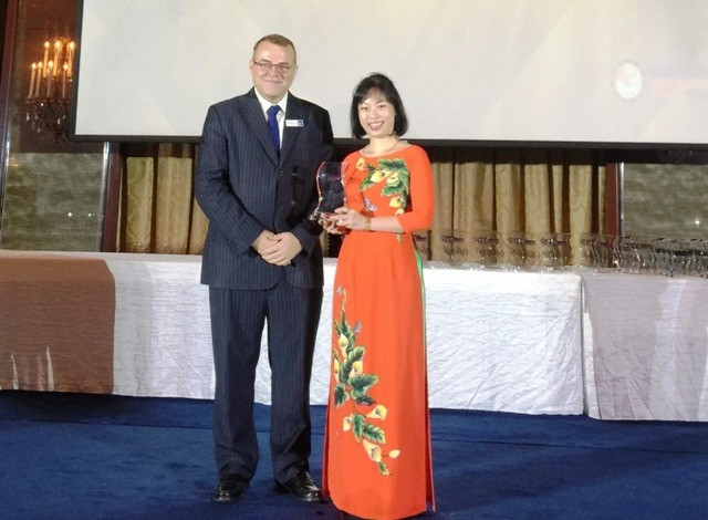 Bà Vũ Thị Bích Thu – Trưởng Văn phòng đại diện Vietcombank tại Singapore nhận giải thưởng “Ngân hàng có sản phẩm Mobile Banking sáng tạo hiệu quả nhất năm 2018”, do tạp chí Asian Banking & Finance tra