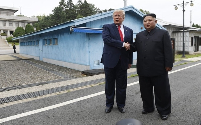 Tổng thống Mỹ Donald Trump bắt tay Nhà lãnh đạo Triều Tiên Kim Jong-un tại DMZ, ngày 30-6. (Ảnh: AP)