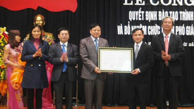 Bộ Giáo dục và Đào tạo trao quyết định cho phép đào tạo tiến sĩ cho trường đại học Hồng Đức