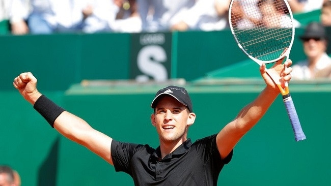 Dominic Thiem ăn mừng sau chiến thắng trước Novak Djokovic ở vòng ba giải quần vợt Monte Carlo Masters. (Reuters)