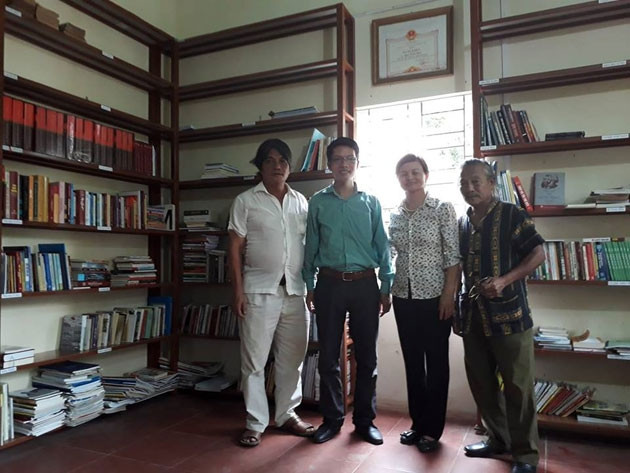 Đoàn văn nghệ sĩ Hưng Yên thăm và cổ vũ thư viện Hồng Châu, thôn Hoàng Lê, xã Phan Đình Phùng, huyện Mỹ Hào, tỉnh Hưng Yên. Ảnh: T.L