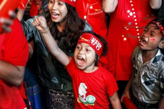 Người ủng hộ Liên đoàn Quốc gia vì dân chủ (NLD) bày tỏ sự vui mừng khi Ủy ban bầu cử Liên bang Myanmar (UEC) bắt đầu công bố kết quả bầu cử. (Ảnh: Reuters).