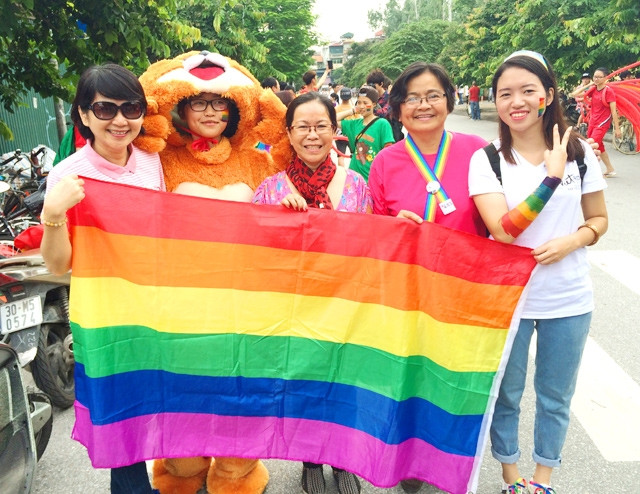 Bà Đinh Thị Yến Ly (đầu tiên, bên trái) cùng các hội viên PFLAG tại ngày hội Việt Pride 2014. (Ảnh: Nhân vật cung cấp)