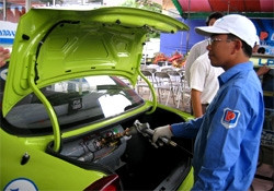Taxi Ngô Gia Tự tại trạm tiếp gas Hà Nội.