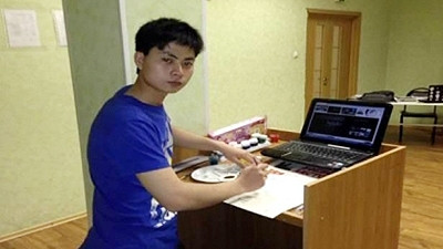 Đặng Đức Trung đang thiết kế maket tờ báo tường bằng tiếng Nga kỷ niệm 30-4