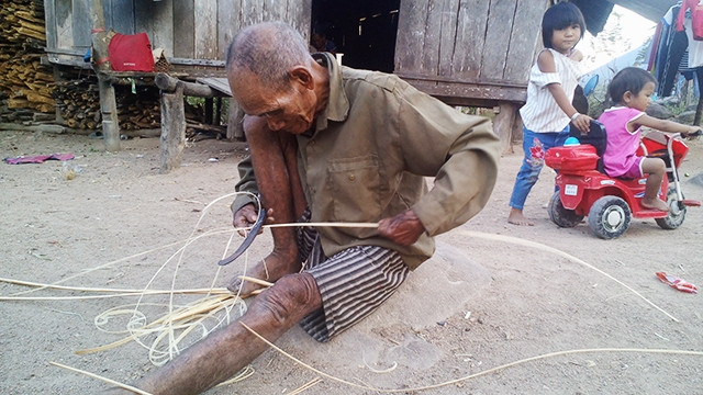 Cuộc sống thường ngày ở làng Tbung. Ảnh: VĂN HÀO