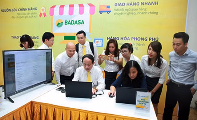 Đại diện Tổng công ty Bưu điện Việt Nam trải nghiệm sử dụng đặt hàng qua trang web BADASA (Sàn thương mại điện tử của Tổng công ty Bưu điện Việt Nam). Ảnh: PHƯƠNG LINH