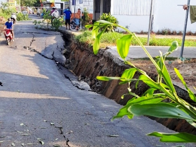 Hiện trường vụ sụp lún tuyến Co Xáng - Cơi Năm - Đá Bạc, chiều tối 7-4.