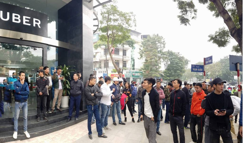 Những ngày cuối tháng 3, nhiều lái xe đến trụ sở Uber tại Hà Nội để hỏi về quyền lợi, nhưng trụ sở Uber đã tạm thời đóng cửa.