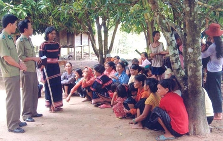 Bộ đội Biên phòng Ðồn Ia Mơ cùng già làng của làng Lâm (xã Ia Mơ, huyện Chư Prông, Gia Lai) tuyên truyền, vận động người dân bỏ các hủ tục. 