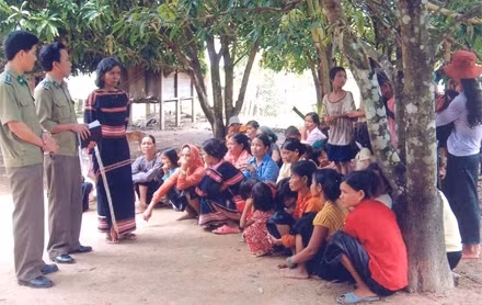 Bộ đội Biên phòng Ðồn Ia Mơ cùng già làng của làng Lâm (xã Ia Mơ, huyện Chư Prông, Gia Lai) tuyên truyền, vận động người dân bỏ các hủ tục. 