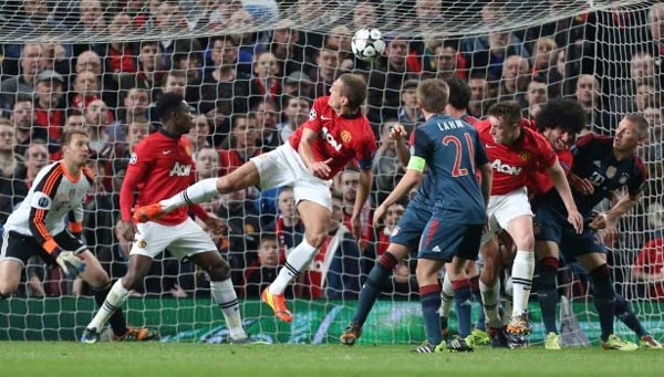 Các cầu thủ M.U (áo đỏ) vẫn có cơ hội đi tiếp.