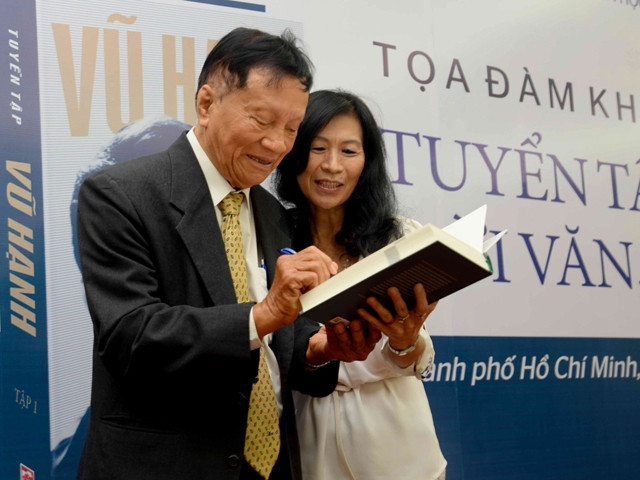 Nhà văn Vũ Hạnh ký tặng sách cho độc giả tại tọa đàm khoa học: Tuyển tập Vũ Hạnh - Đời văn, chiến sĩ.