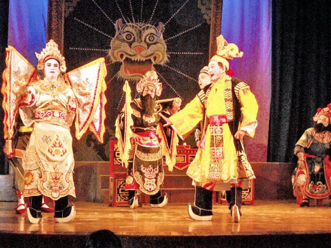 Tiết mục biểu diễn của các nghệ sĩ Nhà hát tuồng Nguyễn Hiển Dĩnh.