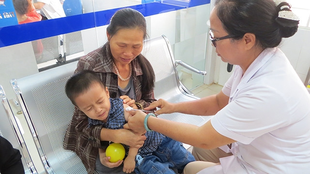 Người dân ở Đác Lắc đưa con đi tiêm vaccine phòng sởi-rubella trước sự gia tăng của căn bệnh nguy hiểm này.