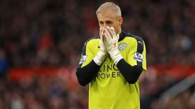 Thủ môn K. Schmeichel góp nhiều công vào trận hòa 1-1 cho Leicester.