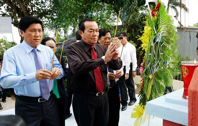 Cán bộ, lãnh đạo tỉnh Cà Mau thắp hương tại đài tưởng niệm đồng bào tử nạn trong cơn bão Linda đặt tại miền biển Khánh Hội.