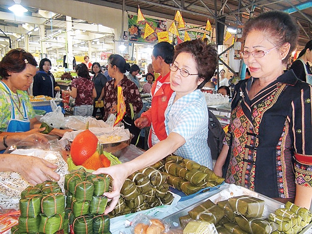 Một quầy bán bánh chưng, giò chả của người Việt tại Thái-lan.
